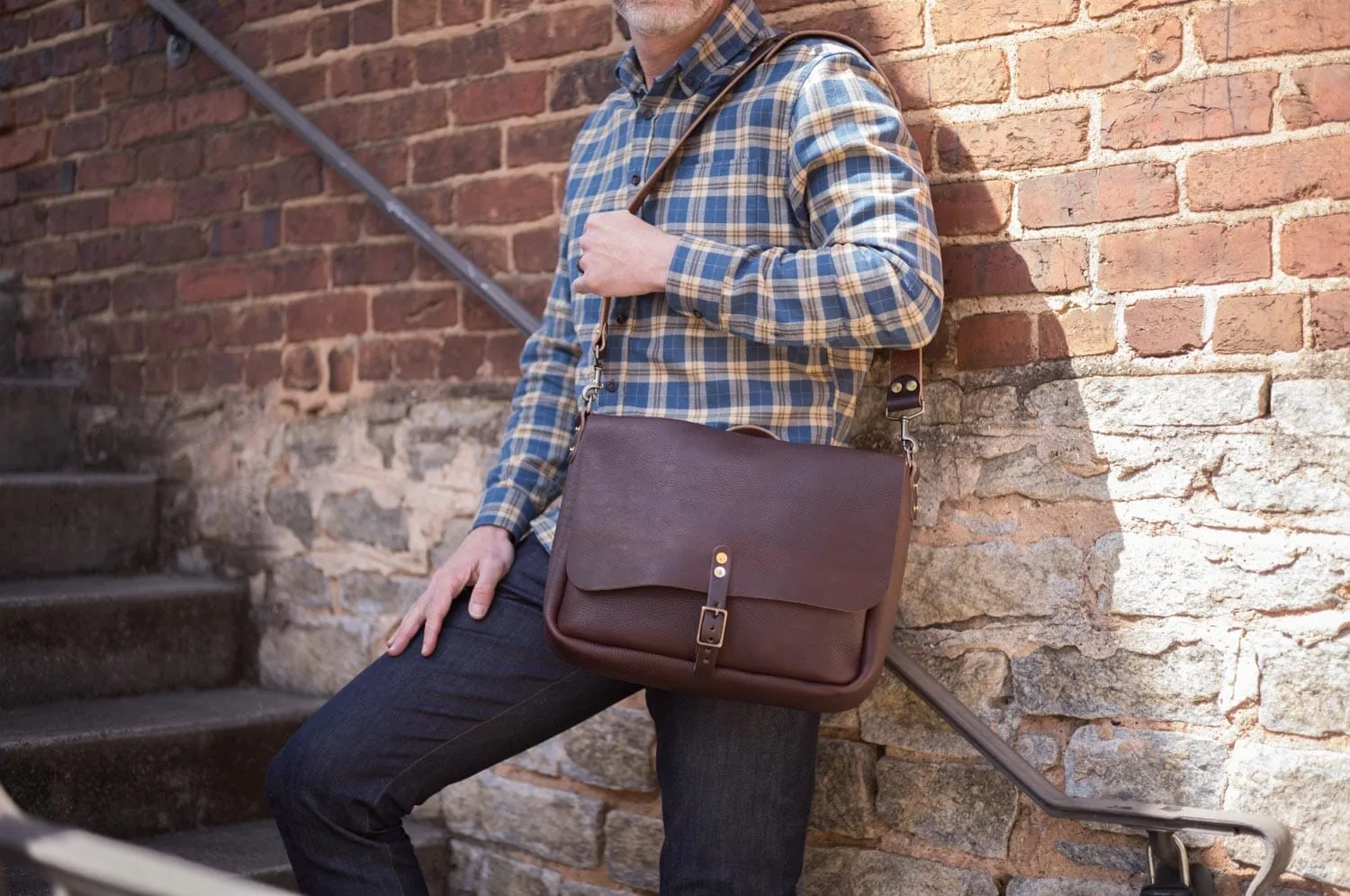 STEPHEN LEATHER MESSENGER BAG - SMALL - CHERRY BISON