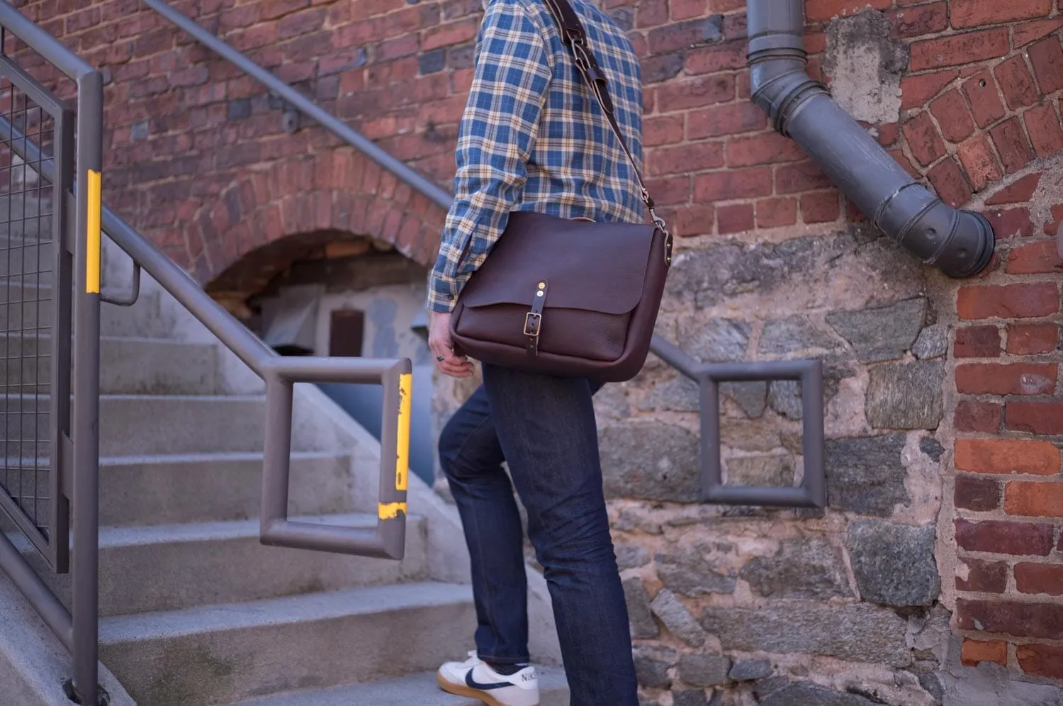 STEPHEN LEATHER MESSENGER BAG - SMALL - CHERRY BISON